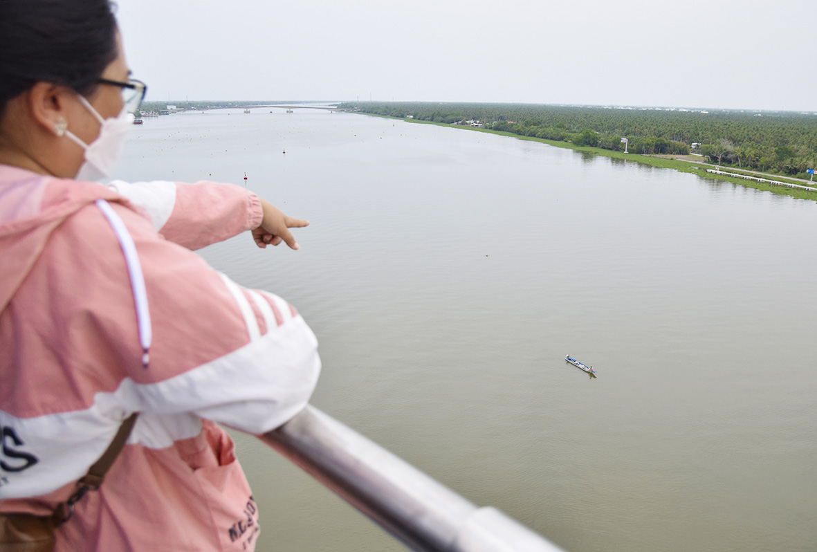 Một bạn trẻ check in từ đỉnh trụ siêu cống. Tại đây, du khách có thể ngắm toàn bộ sông Cái Lớn và khu vực xung quanh.